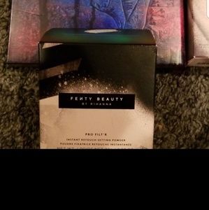 Setting powder fron Fenty